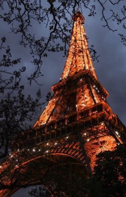 Dưới chân tháp Eiffel (Mbaney)