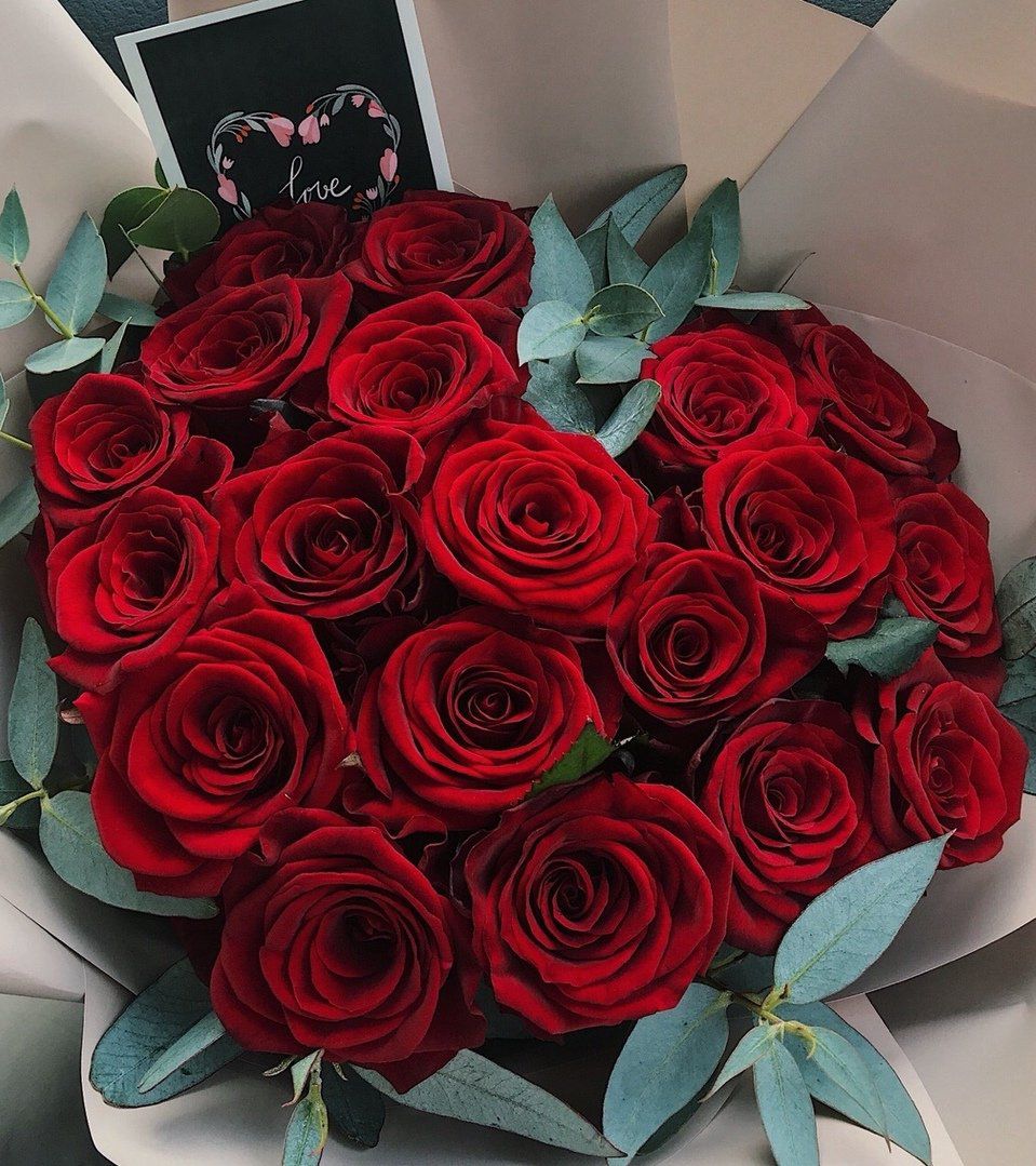 Сделать 2 фото розы. Красивые букеты из роз. Шикарный букет роз. Шикарный букет из роз. Букет красных роз.