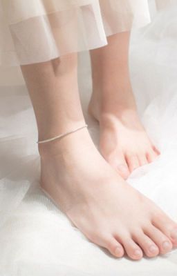 Nữ đeo lắc chân bạc có ý nghĩa gì? Có thể bạn chưa biết?